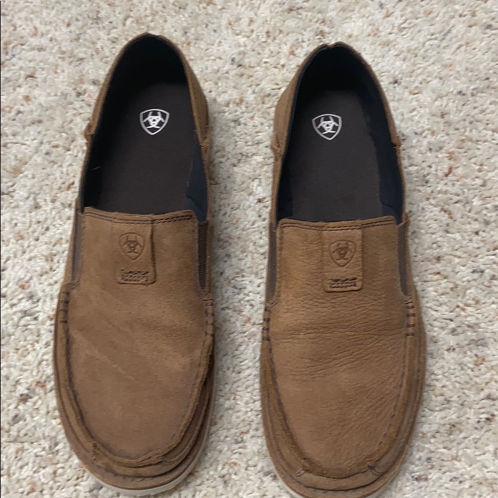 Ariat cruiser style 10D like new